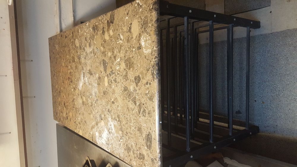 Masa granit cu rafturi pentru martipan