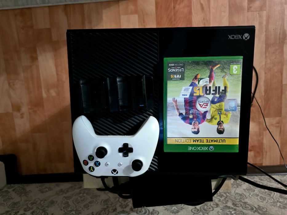 Продам xbox one в подарок зарядная станция и диск Fifa 15