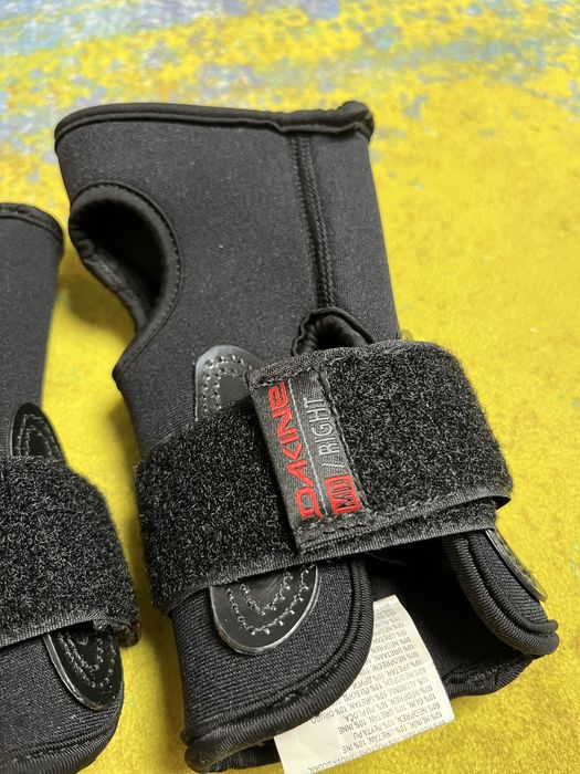 Dakine Протектор за китка при Сноуборд уроци