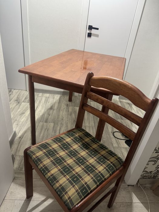 Кухонный деревяный стол со стульями