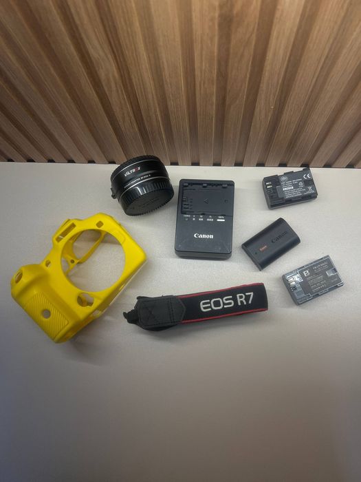 Canon r7 body + viltrox adapteri + 2 ta batareka