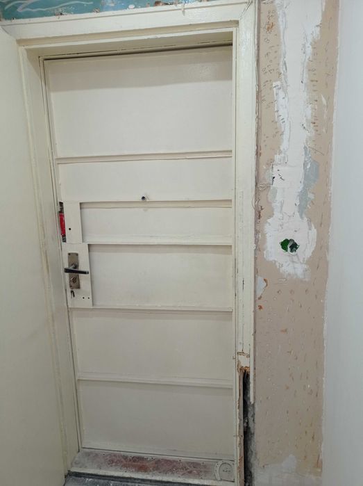 Метална врата с каса