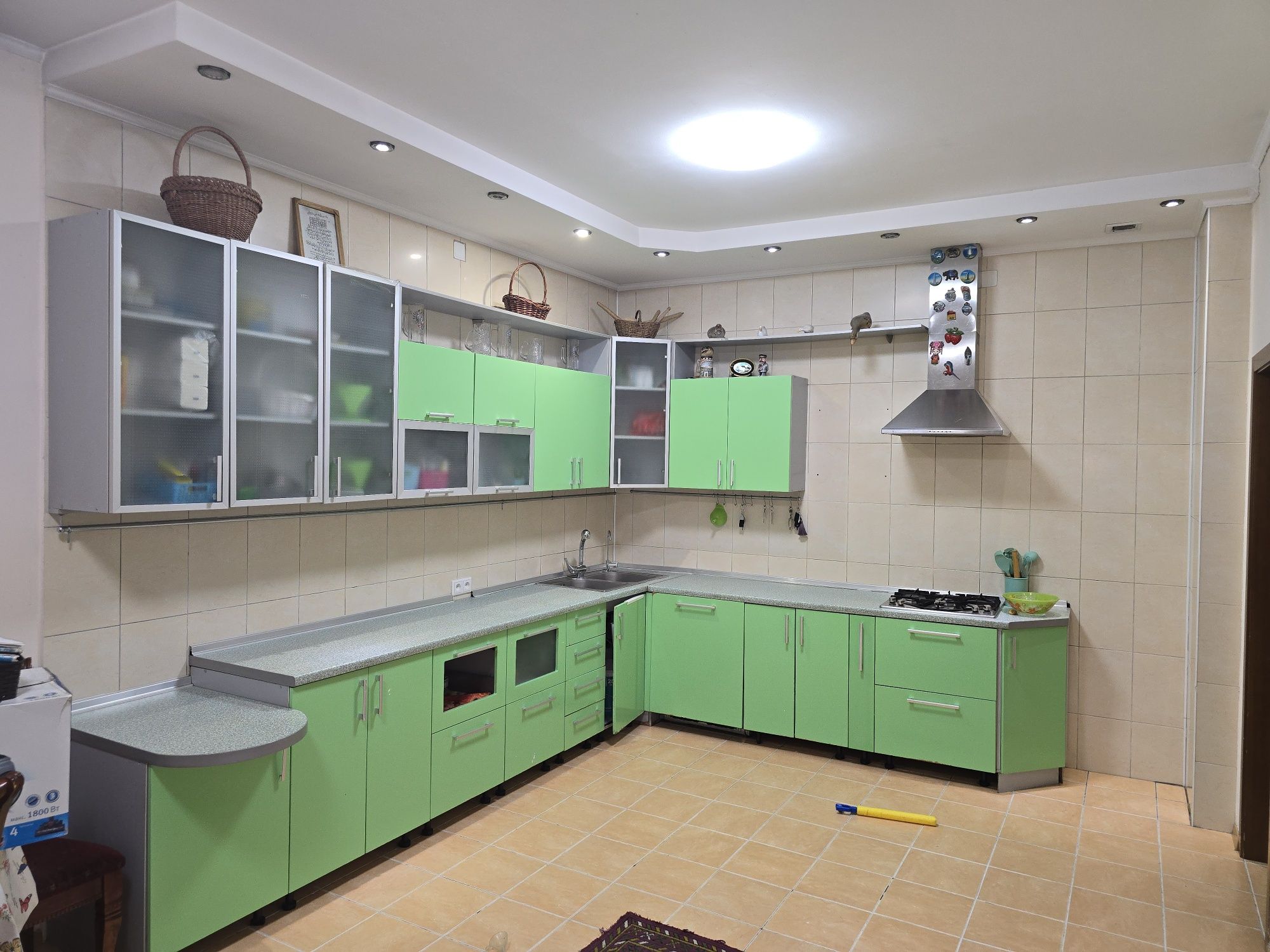 Продам  кухонную стенку полностью с техникой