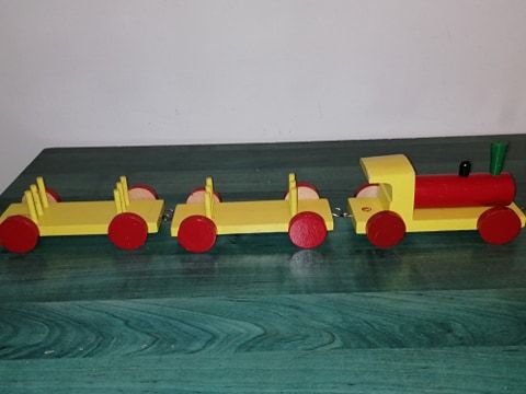 Trenulet jucarie din lemn si casute pentru pasarele