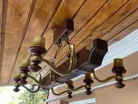 Candelabru rustic vechi din lemn și brațe de bronz