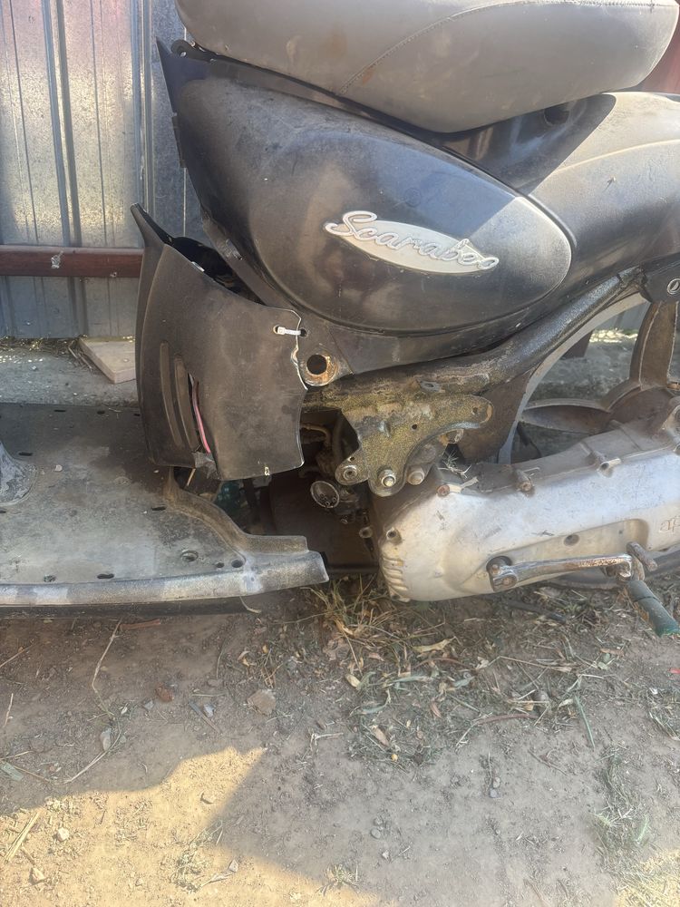 Dezmebrez scuter scarabeo sau il vand cu totu