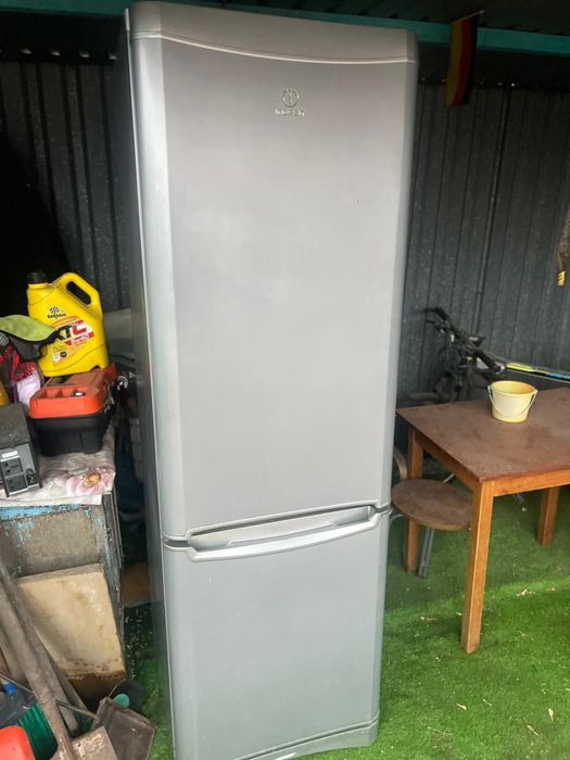 Продам холодильник Indesit