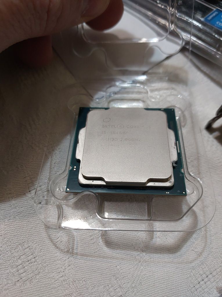 процесор intel core i5-10400F , LGA1200 6-ядрен, 12-треда