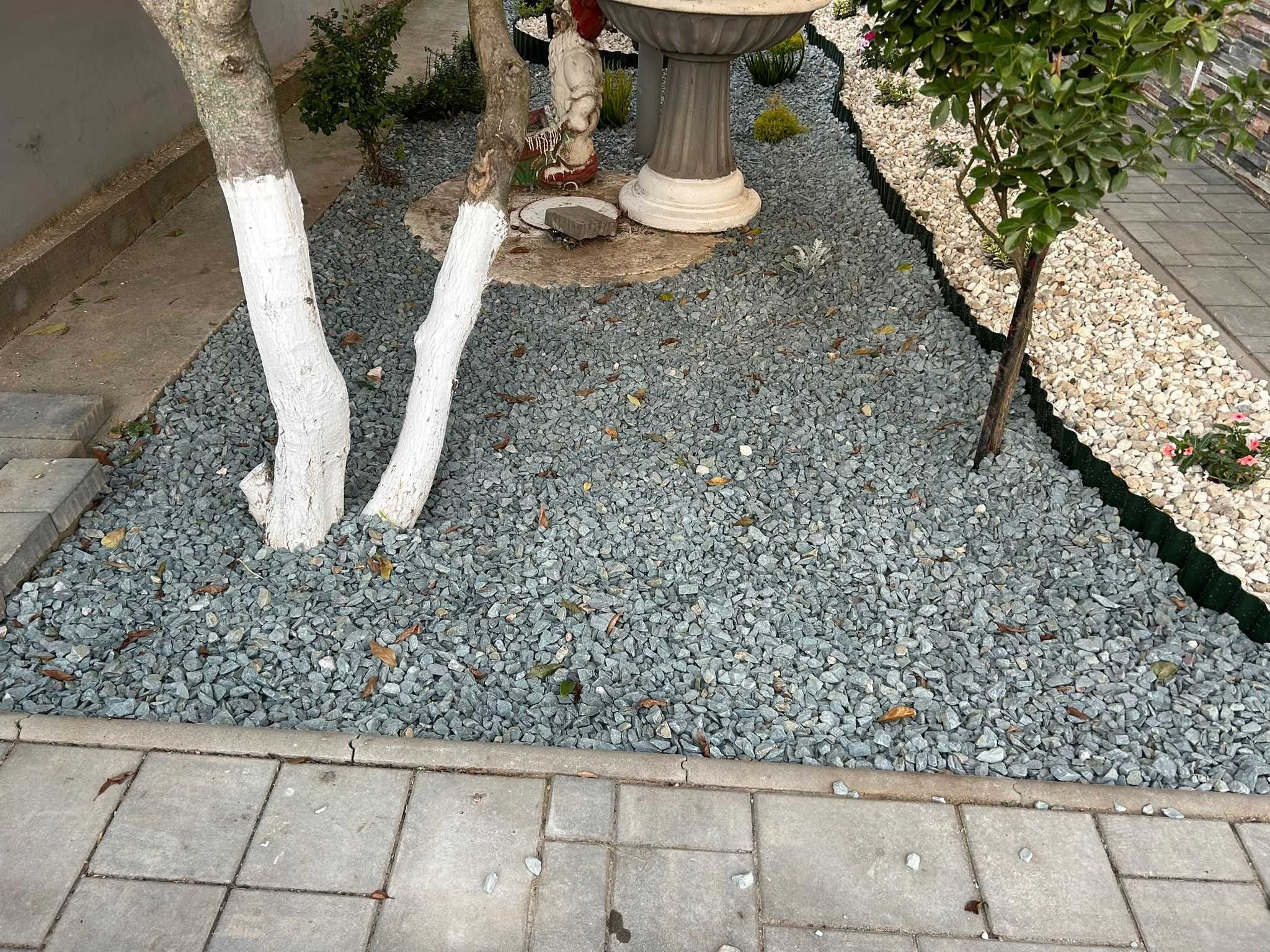 Piatra decorativa granit gri albastrui și calcar alb gălbui pt gradina