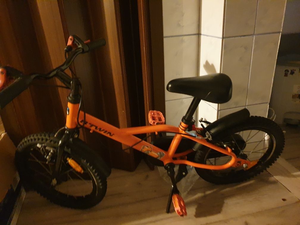 Bicicleta copii portocalie,in stare buna
