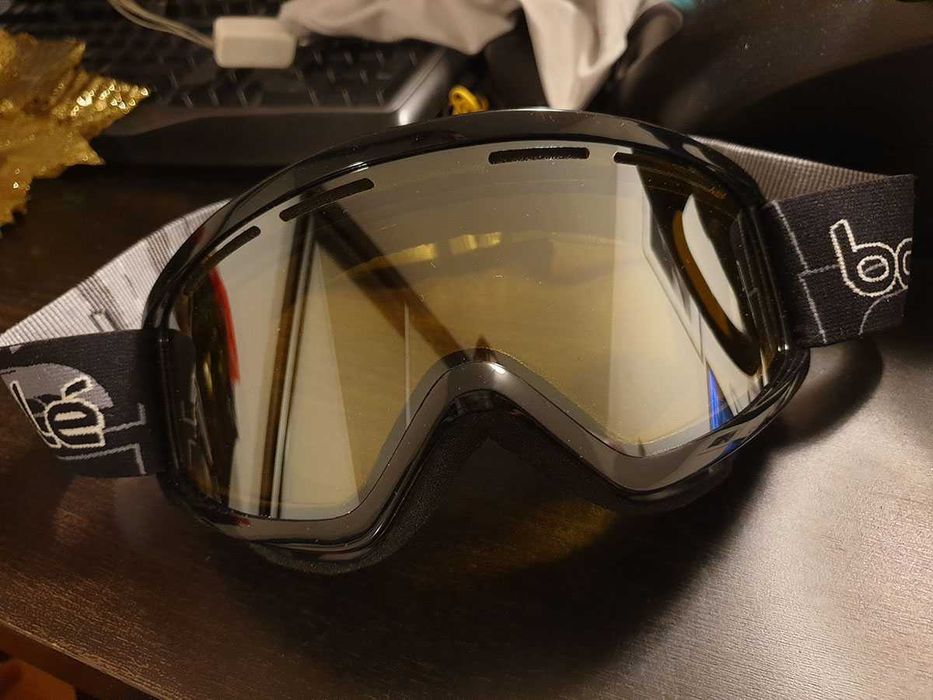 Ochelari schi Bolle, mărime M, lentile de culoare galbenă; 50 lei