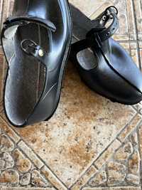 черни отворени обувки