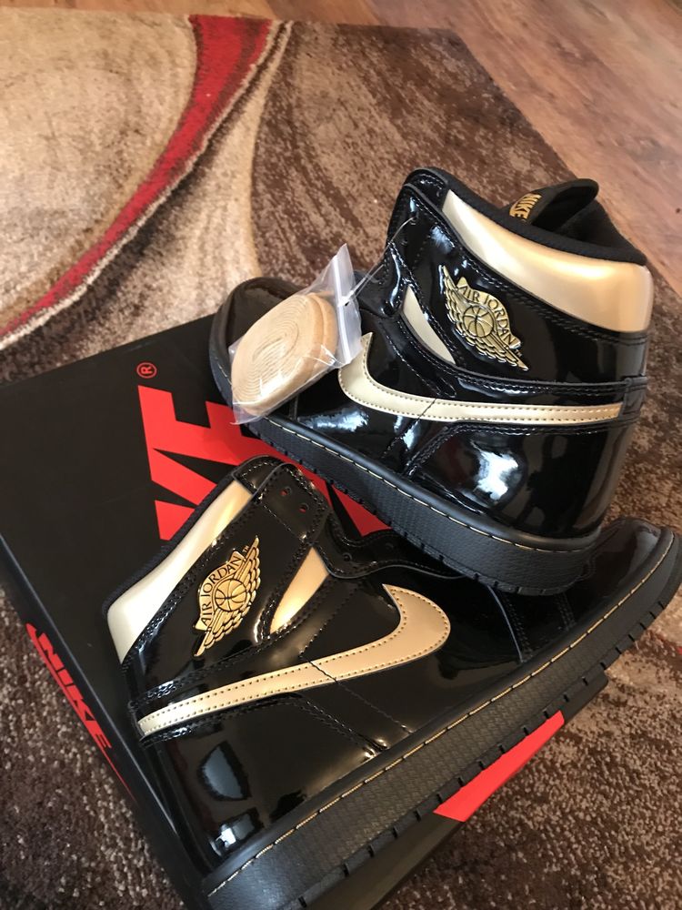 Air Jordan 1 High Metalic Gold