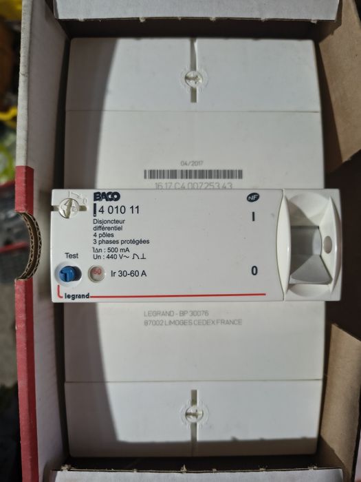 Comutator și un Disjunctor diferențial