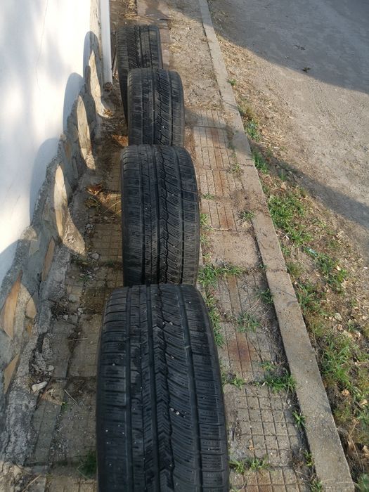 Зимни гуми 20 цола. Размера е 275/40/20.