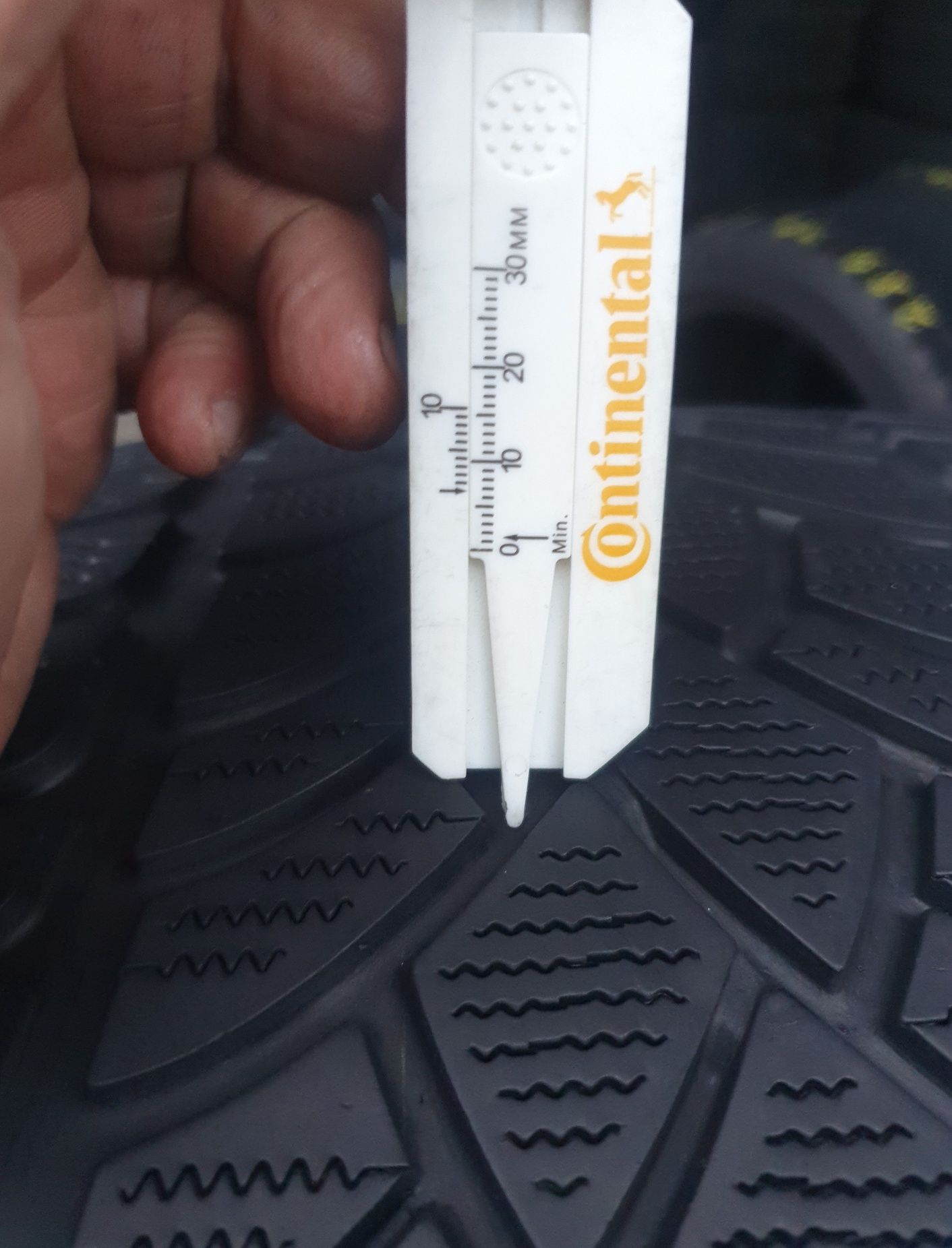 2 Anvelope iarnă Dunlop 295 30 R19  impecabile profil 6.5 mm.