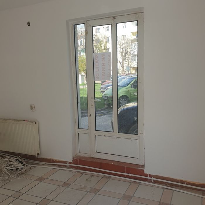 inchiriez spatui com la parter piata noua micro ,100 m  kof