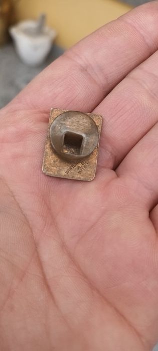 Insigna veche,detalii in fotografii