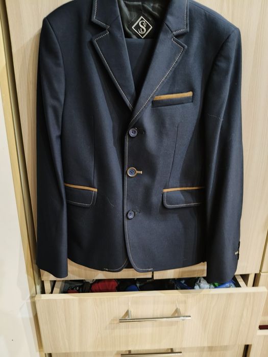 Продам школьный костюм