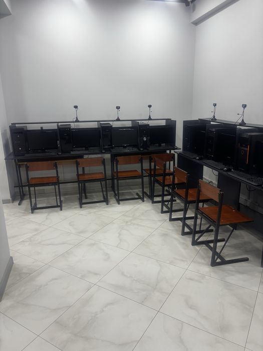 Компютор сотилади холати зўр 7 виндус қўйилган ва оперативка қўйилган