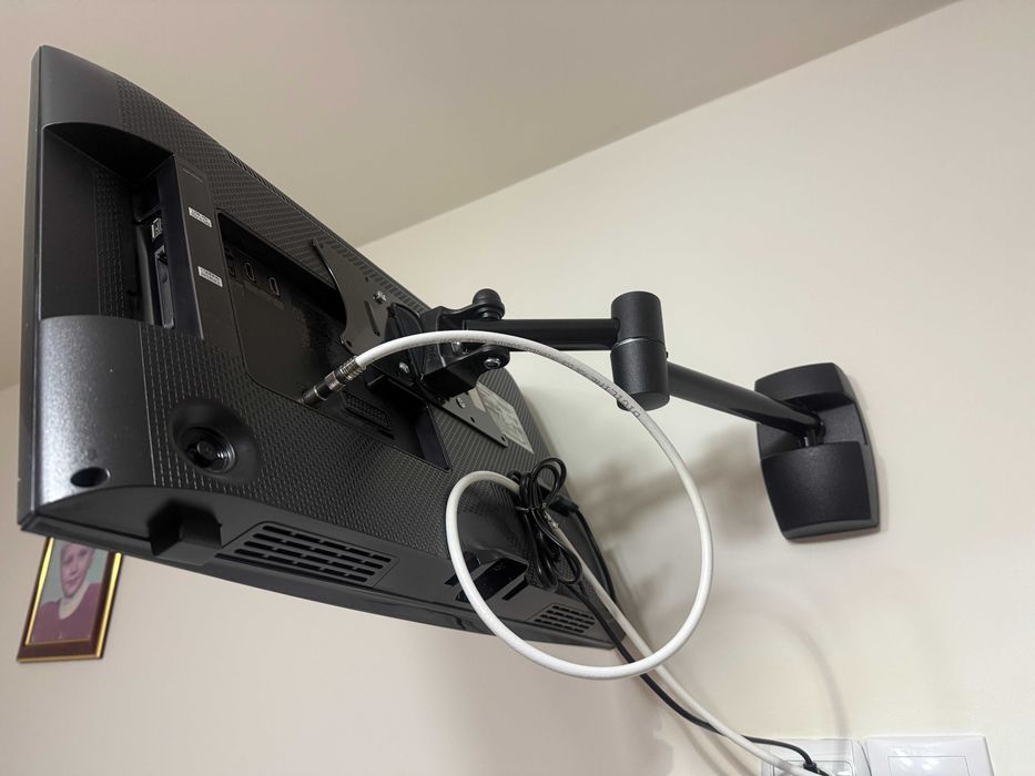 Televizor Samsung cu suport de perete