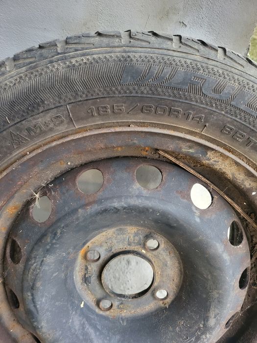 Vând 4 cauciucuri cu jante au fost pe un reno Kangoo