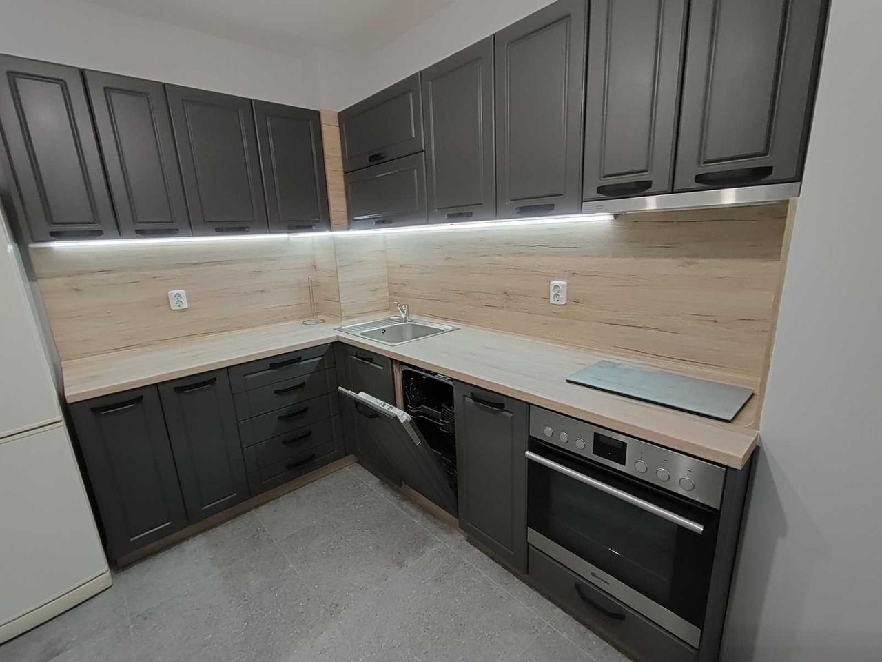 Дава се под наем Двустаен апартамент в Варна, Трошево - 72 кв.м за 450 € - Снимка #3