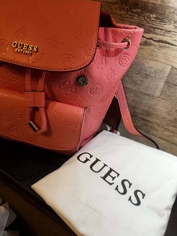 Дамска раница GUESS