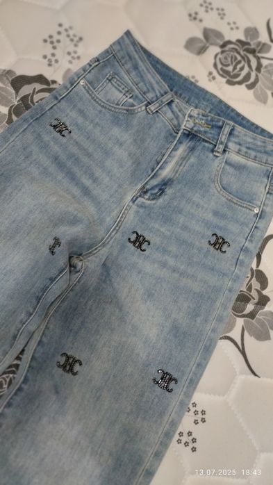 Ayollar oyoq kiyimi va shimi