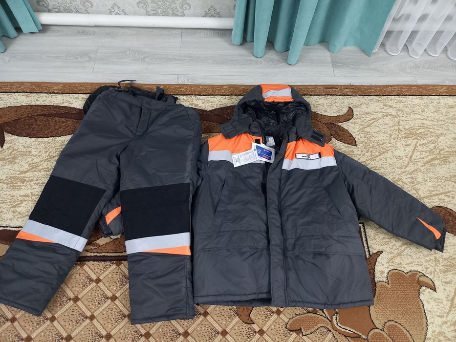 Продам спецодежда зимний комплект куртка и комбинезон  штаны.