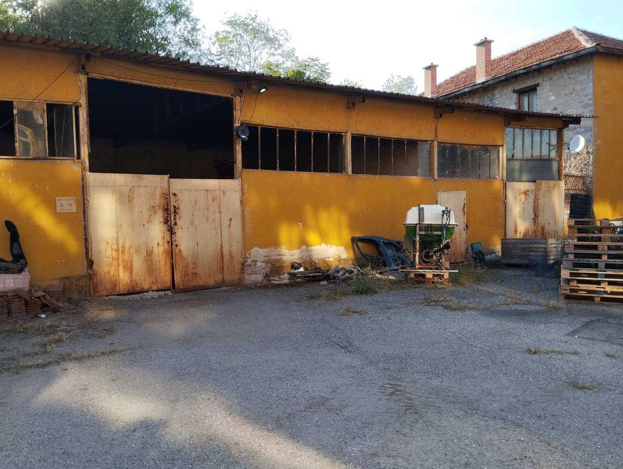 Дава се под наем Склад в с. Брягово, Област Пловдив - 3597 кв.м за 270000 € - Снимка #2