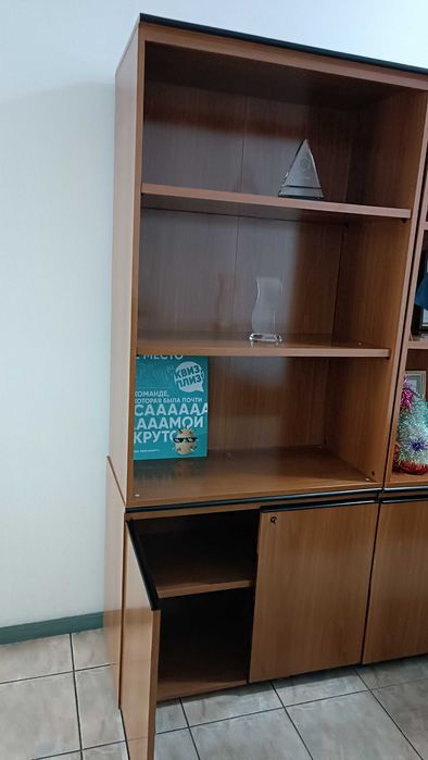 Офисная мебель,шкаф для документов и для одежды.