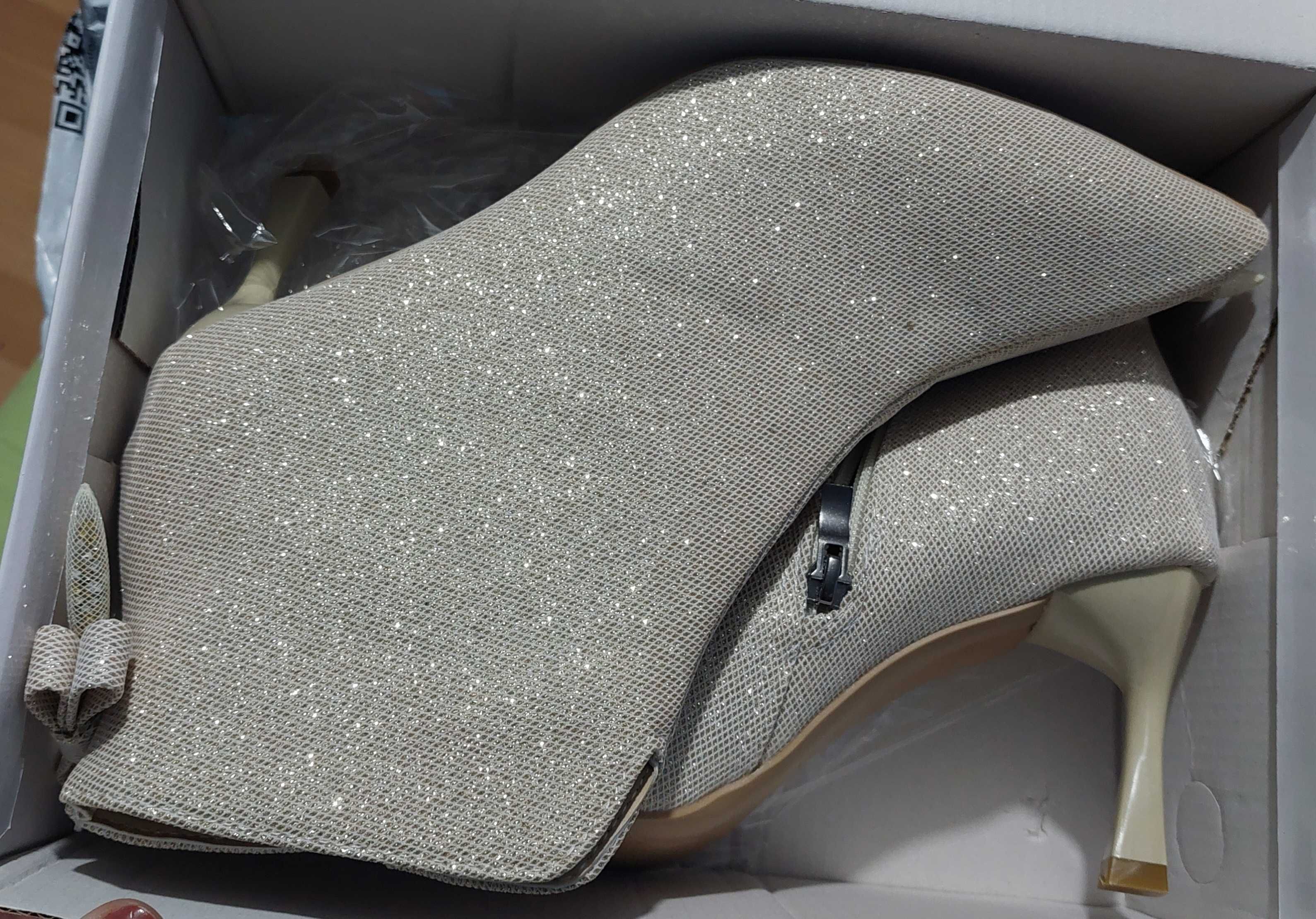 Botine bej cu sclipici