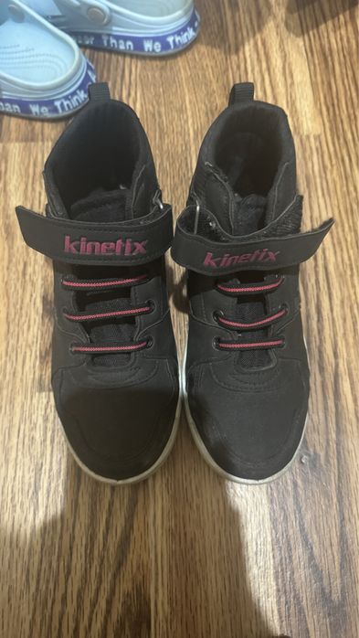 Продаю детские кроссовки для девочки