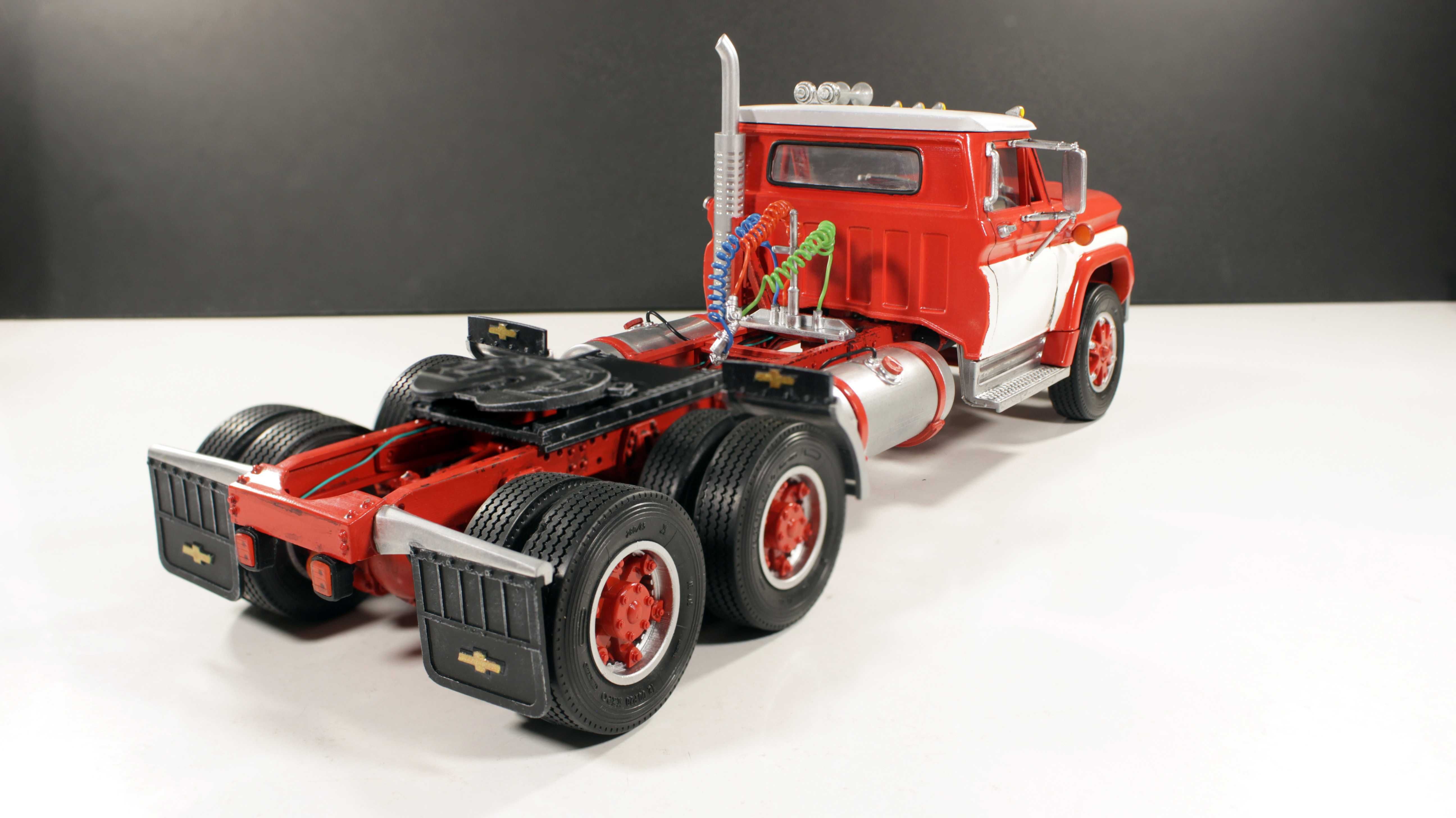 Влечак Камион Умален Модел Мащаб 1:24 Chevrolet M60 Truck Scale 1/24