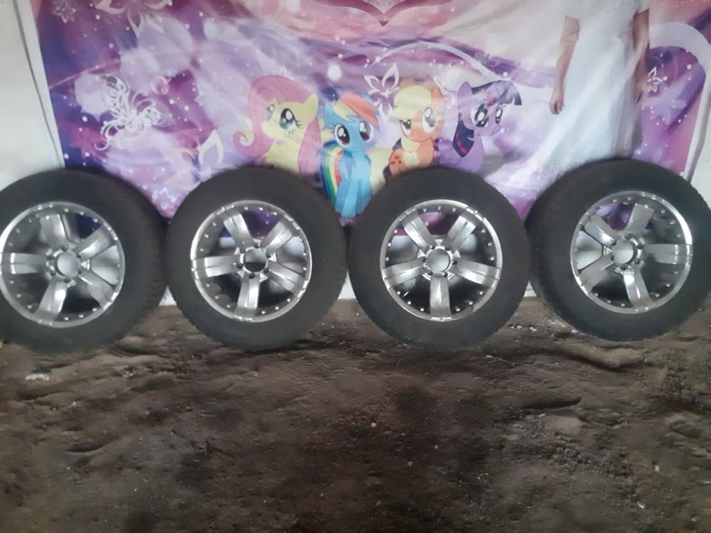 Продам комплект шин с дисками 5 штук. R20