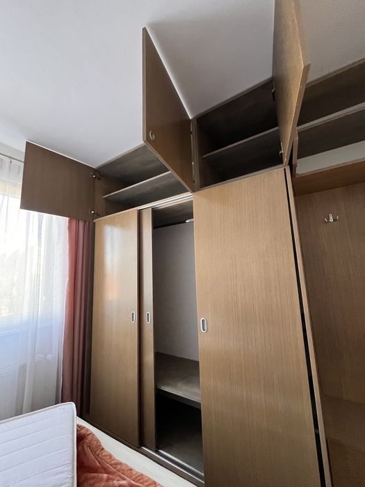 Dulap mare cu spațiu generos de depozitare – stare excelentă