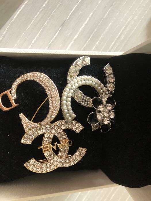 Брошки dior ,chanel