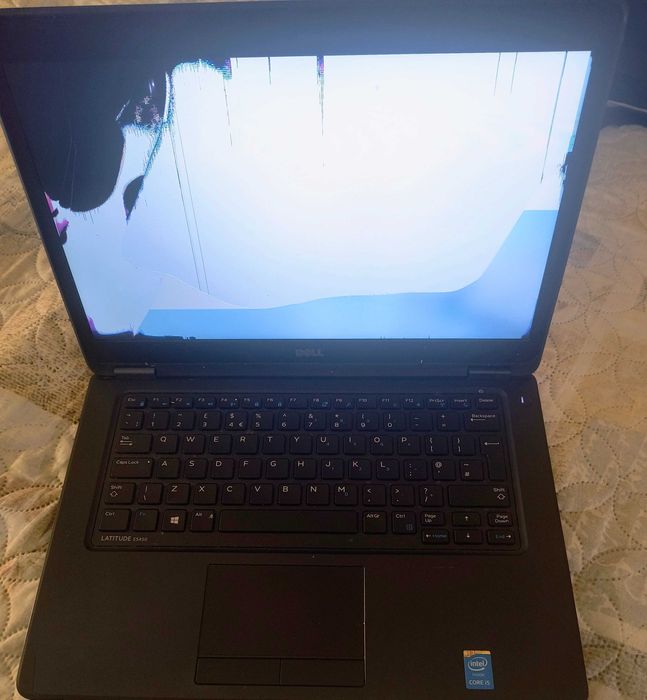 Продавам лаптоп Dell Latitude 5400
