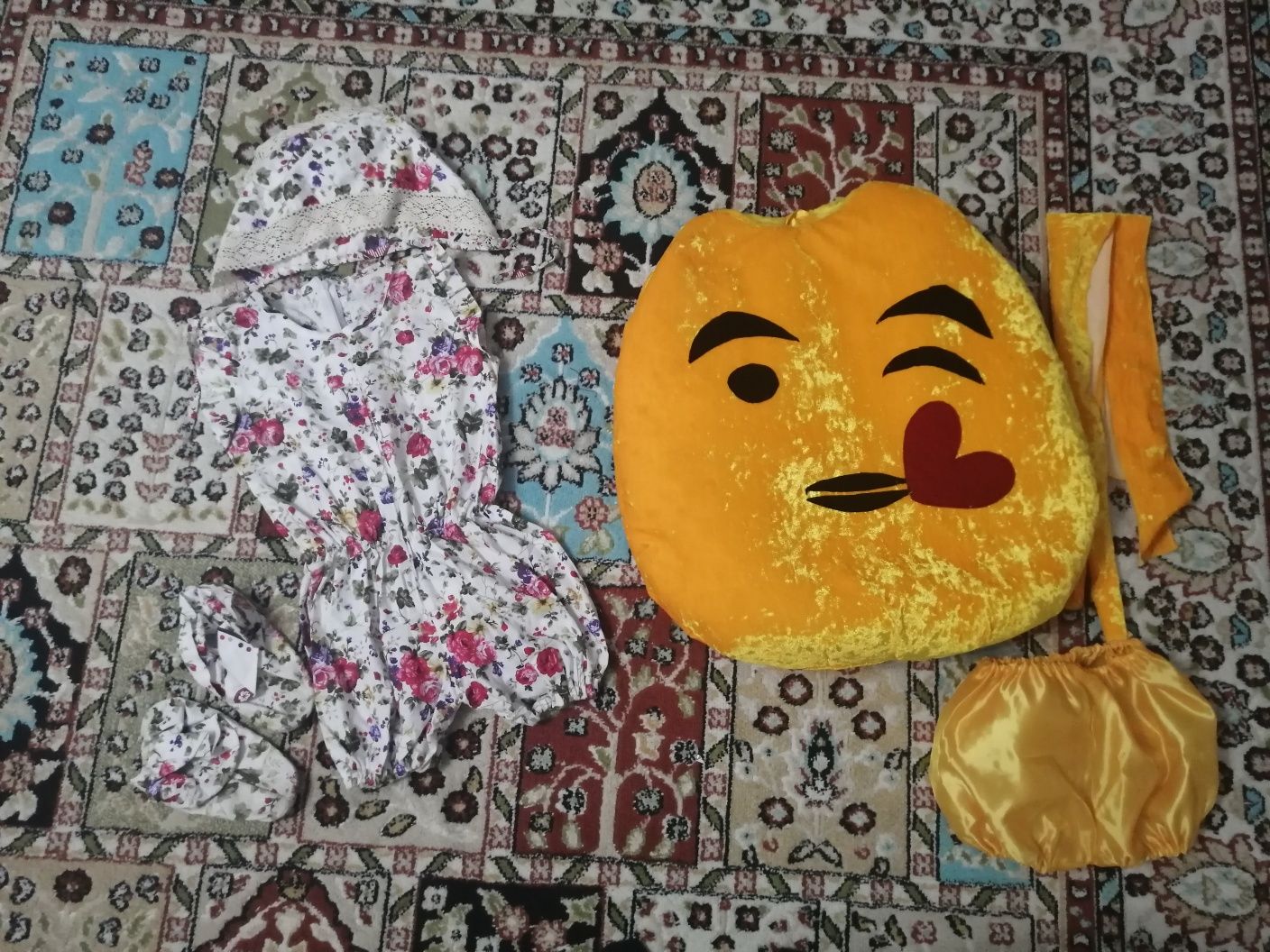 Продается  танцевальная костюм кукла и смайлик