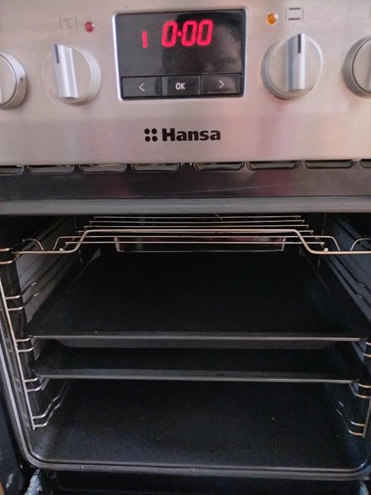 De vânzare aragaz în partea de sus iar cuptorul  este electric.