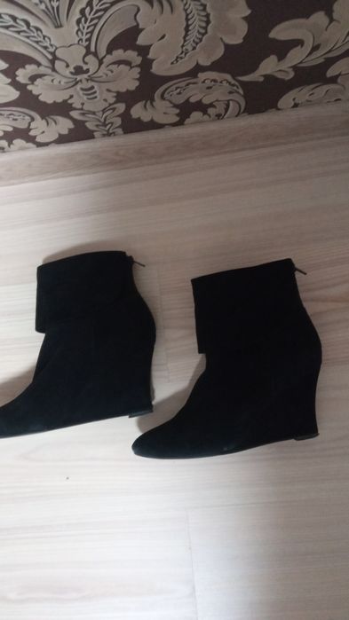 Замшевые ботиночки,черные ,б у ,в отличном состоянии,37 р