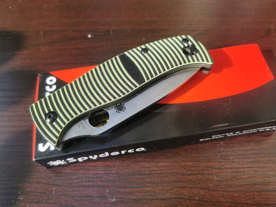Cuțit pliabil Spyderco Caribbean, Lamă Antirugină, G10 negru și galben