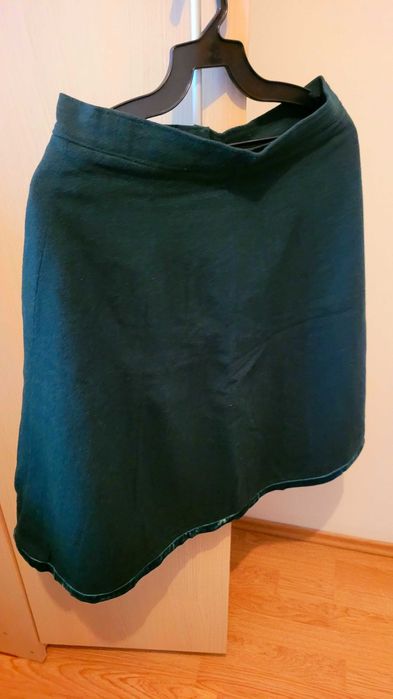 Fusta verde lână/fetru cu dunga eleganta de catifea.