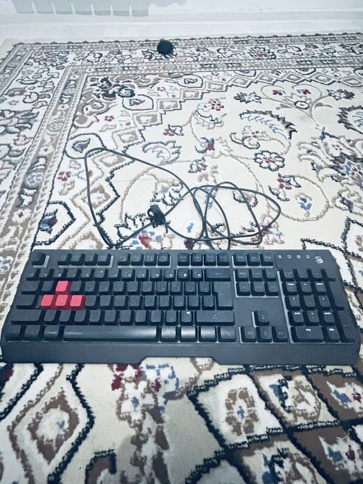 Клавиятура для компютера продаю работает в харошем состояние.