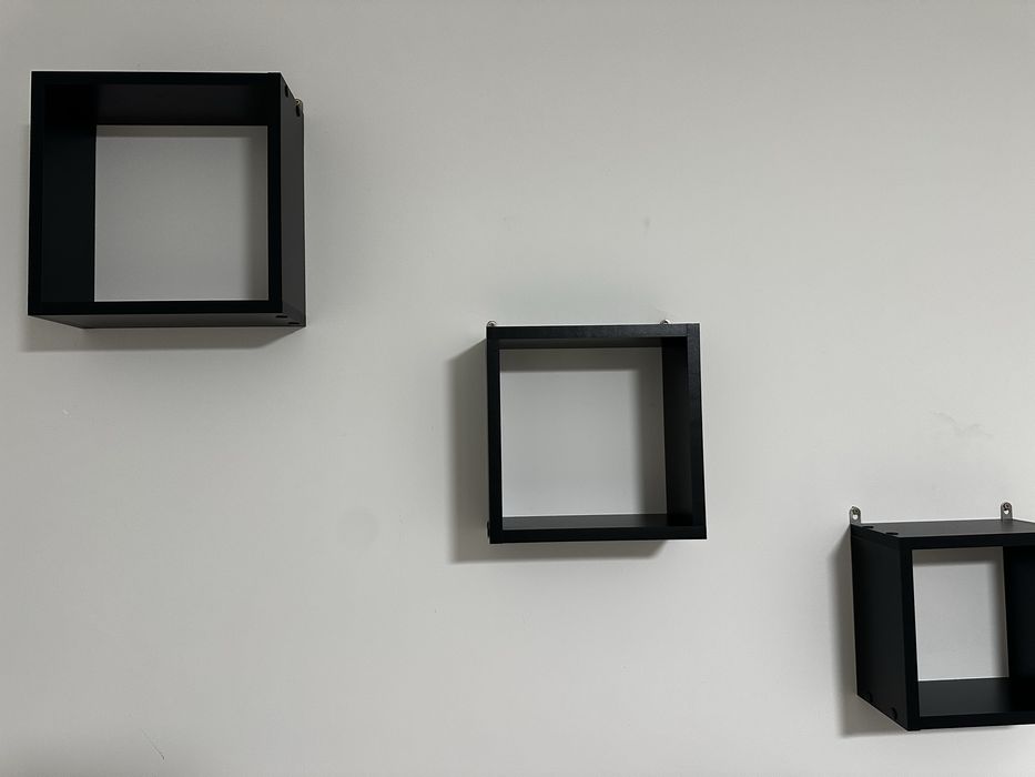 Три черной полки