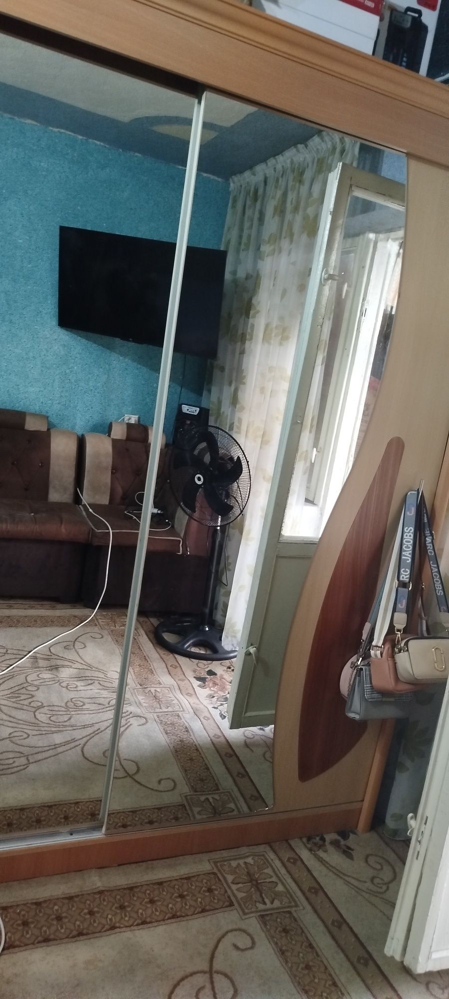 Продается спальный гарнитур в удовлетворительном состоянии.