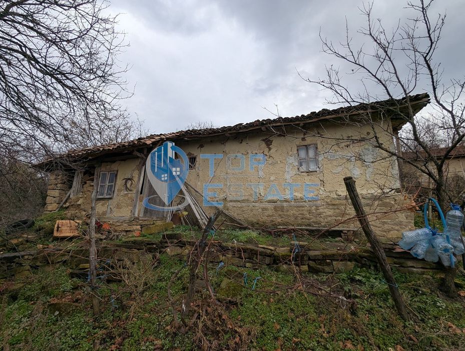 Голям парцел със стара къща в с. Балканци, общ. Стражица, обл. В.Търн