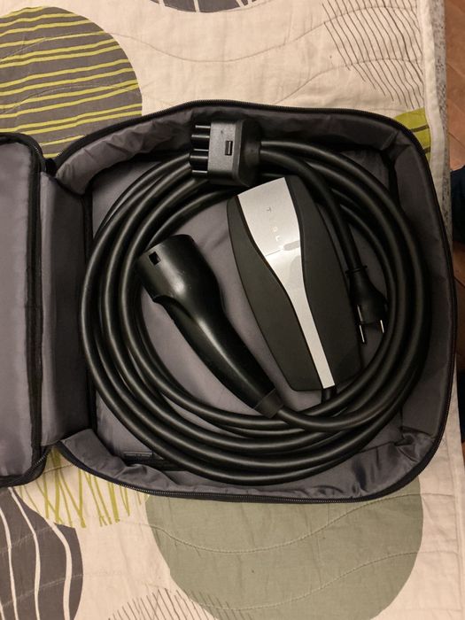 Tesla mobile charger (универсално зарядно за автомобил)