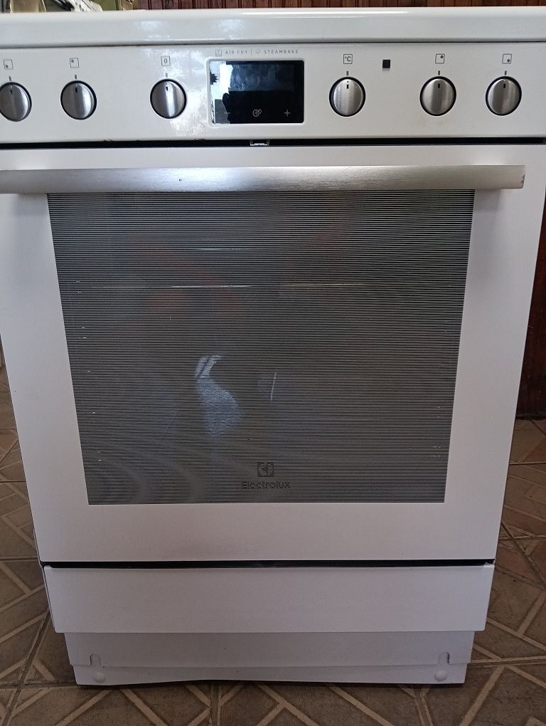 Свободно стояща печка с керамичен плот Electrolux 2 години гаранция!